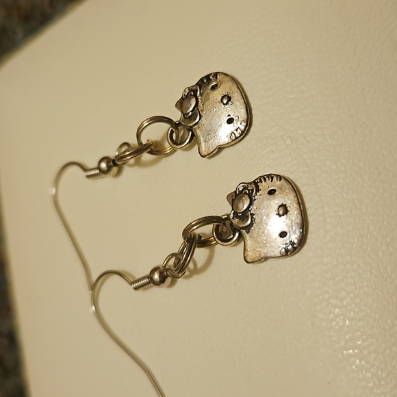 Handcrafted hello kitty earrings - Picture 2 of 3